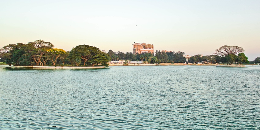 The ideal time to visit Ulsoor Lake, the biggest lake in Bangalore is in winter.