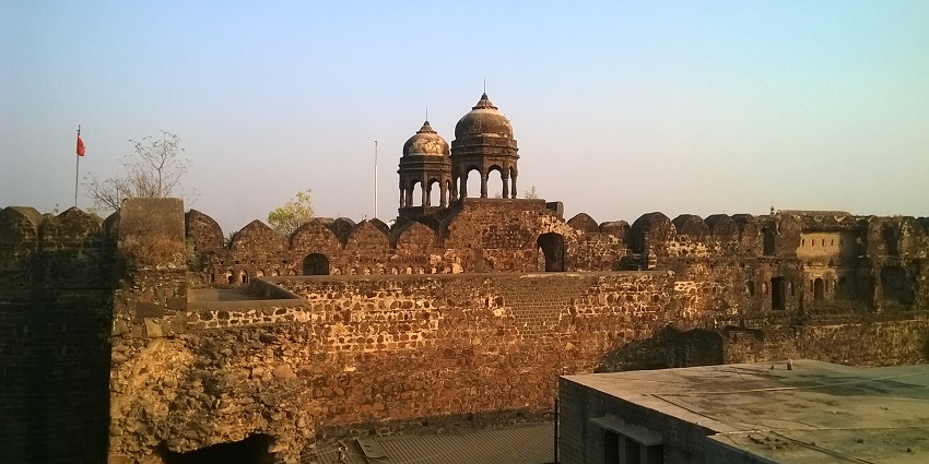 The scenic image of the historical Malegaon Fort, perfect for outdoor exploration.