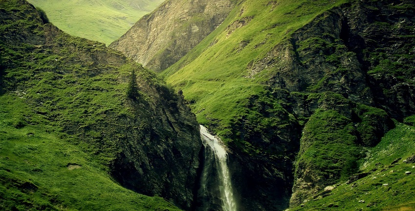 An image of a waterfall which resembles the waterfalls, a famous waterfall in Tamil Nadu.