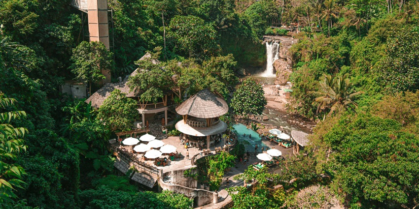 The best time to visit Tegenungan Waterfall is April to October for clear paths, ideal weather, and fewer crowds.