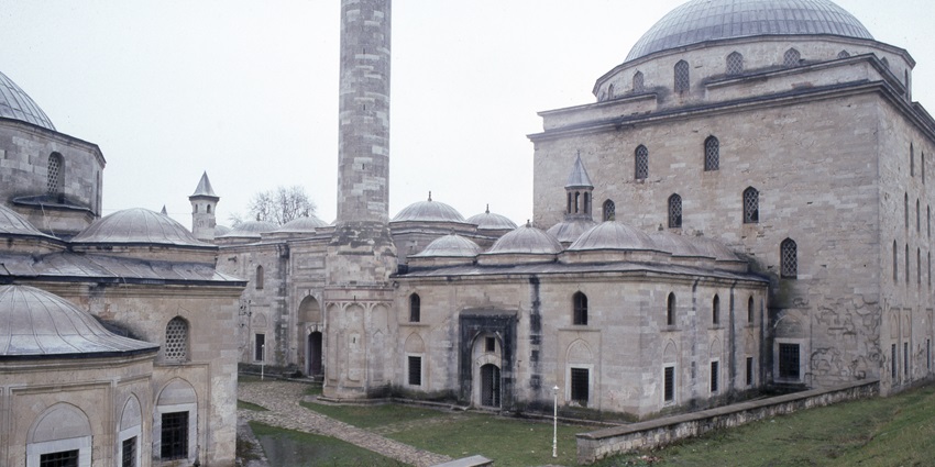 A picture of Beyazıt II Mosque, surrounded by lush gardens.