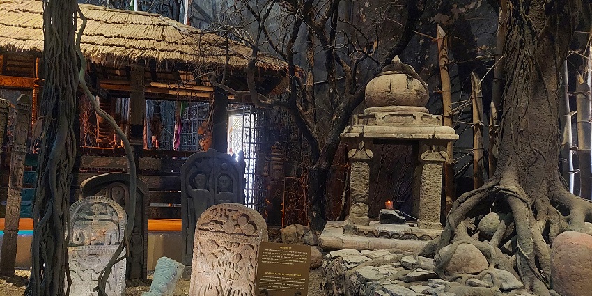 An image of a museum resembling the Bhagwan Birsa Munda Museum, a famous tribal museum in India.