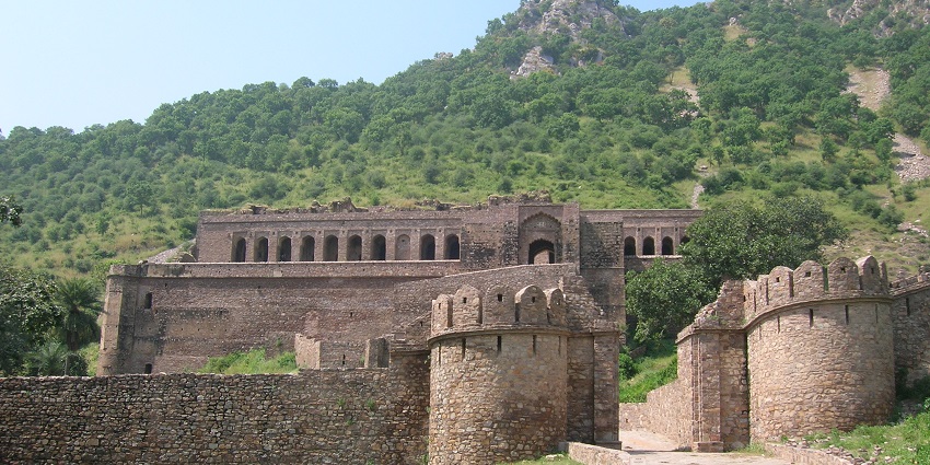 An image of Bhangarh Fort in Rajasthan, one of the best haunted places in India