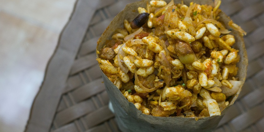 An image showing Jhaal Muri from Kolkata, a low-calorie Indian street food option.
