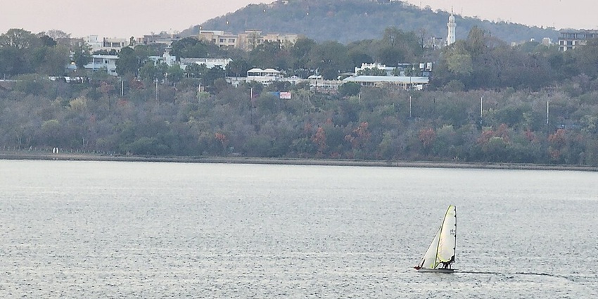 An image of Bhojtal, a famous lake in India, with Manuabhan Tekri in the background