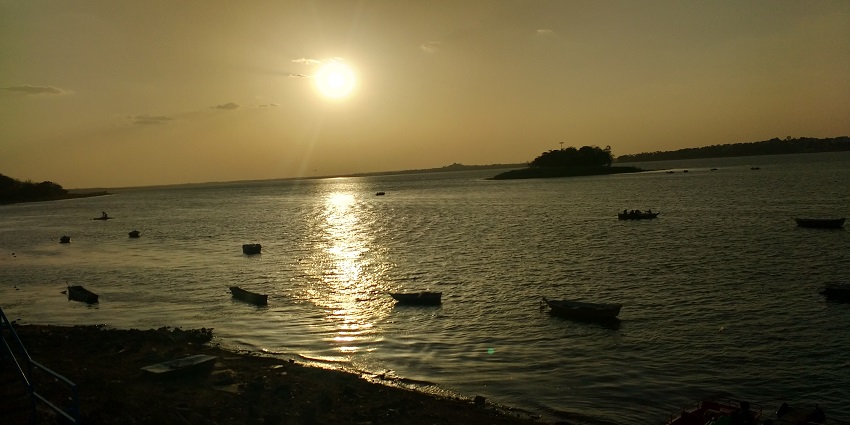 A picture of people enjoying a boat ride on Upper Lake in Bhopal during the sunset.