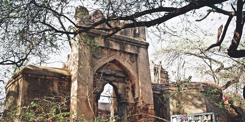 An image of entry into Bhuli Bhatiyari Ka Mahal, New Delhi, showcasing its ancient stone archway.