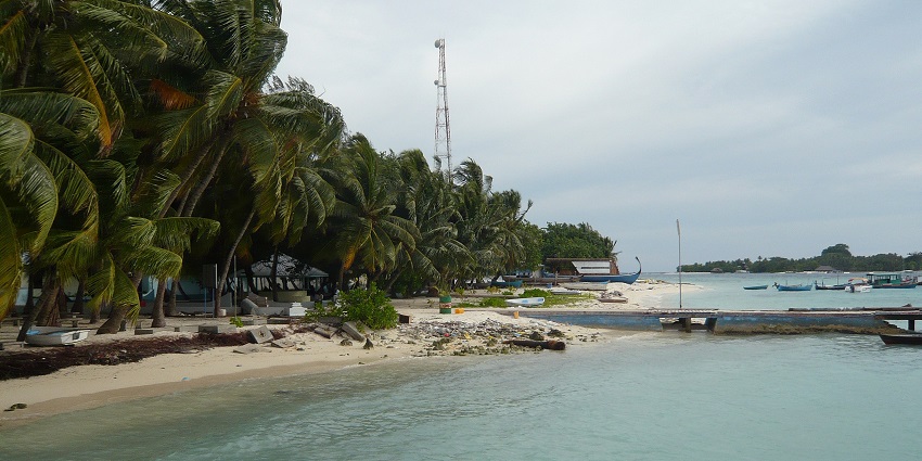 White sandy beach with turquoise waters, perfect for sunbathing and snorkelling.