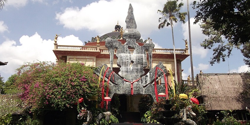 The Blanco Renaissance Museum showcases a vast collection of Antonio Blanco’s artworks, capturing his artistic evolution and deep connection with Bali.
