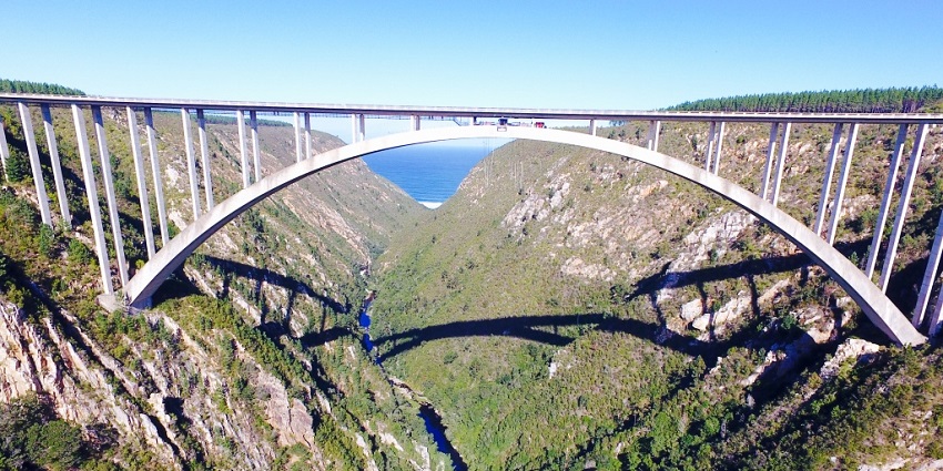 A complete view of the mountains from the Bloukrans Bridge