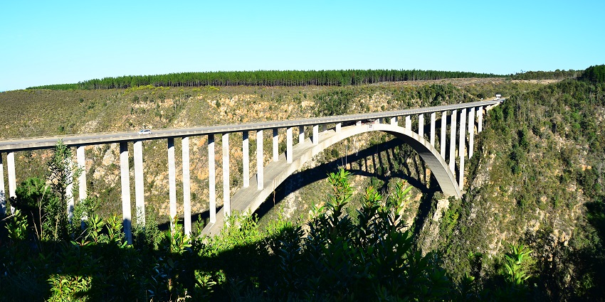 Bloukrans Bridge offers views and bungee jumping near Tsitsikamma Park