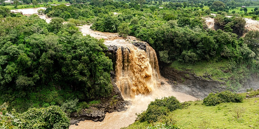 A breathtaking Ethiopian waterfall, nicknamed “The Smoking Water” for its misty spray.