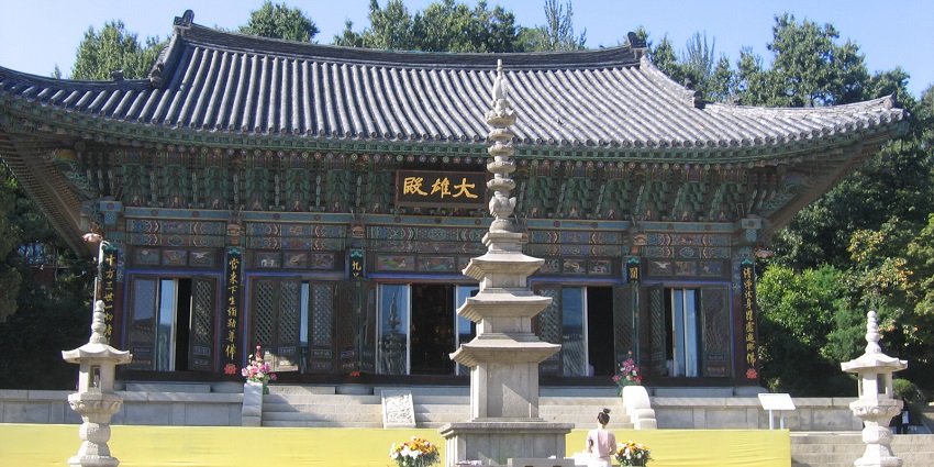 A view of Bongeunsa Temple, one of the holy temples in Seoul, surrounded by nature.