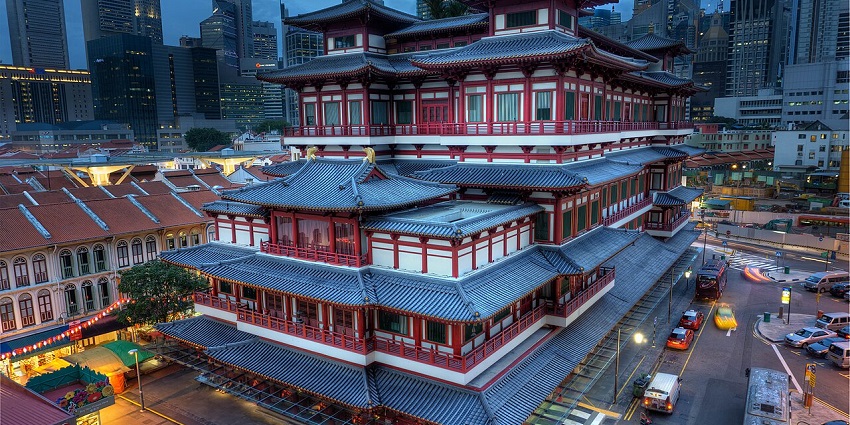 The Buddha Tooth Relic Temple, a famous temple in Chinatown singapore.
