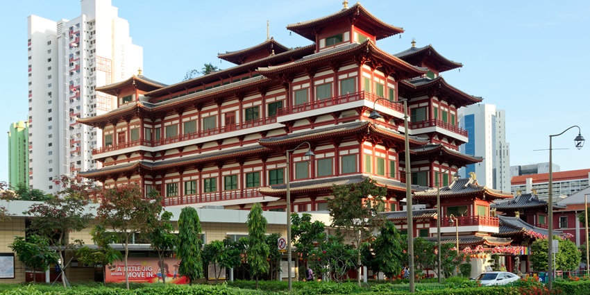 A stunning view of the Buddha Tooth Relic Temple’s stunning exterior looking mesmerising