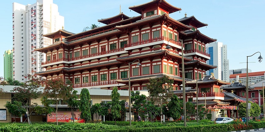 Buddha Tooth Relic Temple in Singapore, a red-and-gold pagoda-style structure in Chinatown
