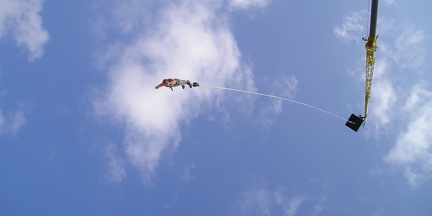 The image shows an exciting bungee jumping experience, similar to bungee jumping.