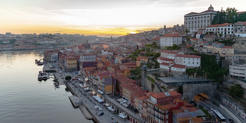 A panoramic view of the city of Porto during the sunset over the Cais da Ribeira