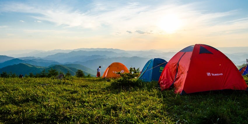 Image view of a campsite set up on the shores of Sambhar Salt Lake