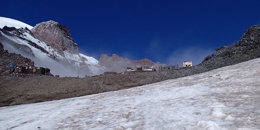 mage of people arranging their camps at Mount Rainier during day time view