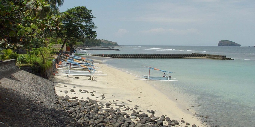 Wide view of the Candidasa Beach coast and the blue waters, making it an ideal spot for photography.
