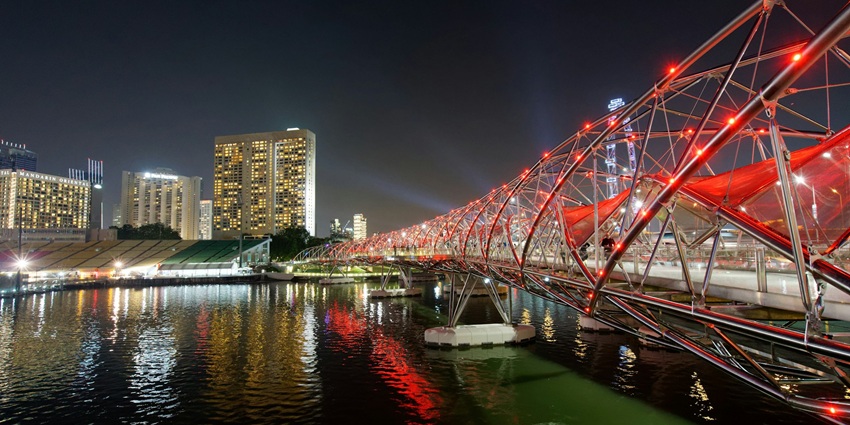 Capture breathtaking night photography at the Helix Bridge’s illuminated walkway.
