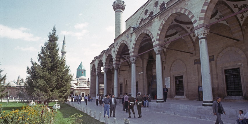 A visitor taking photos of Selimiye Mosque’s intricate details and breathtaking skyline.
