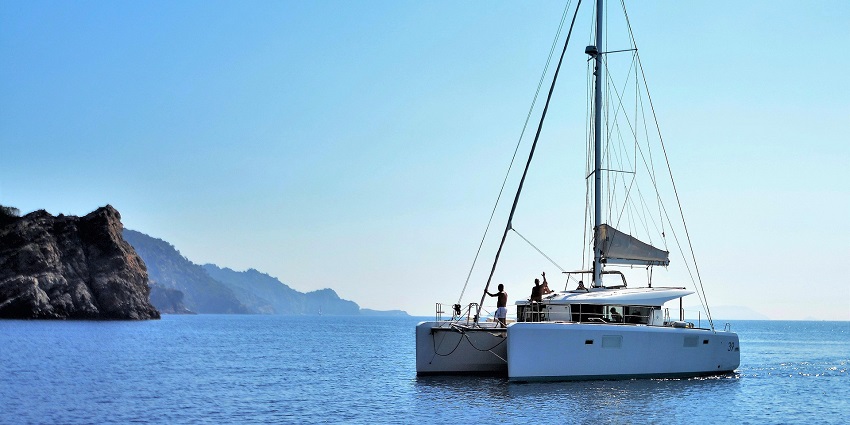 An image of people doing catamaran sailing, a famous thing to do in Negirl.