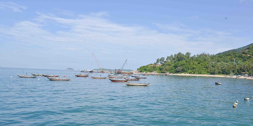 A scenic view of Cham Islands, one of the best places to visit in Vietnam in November.