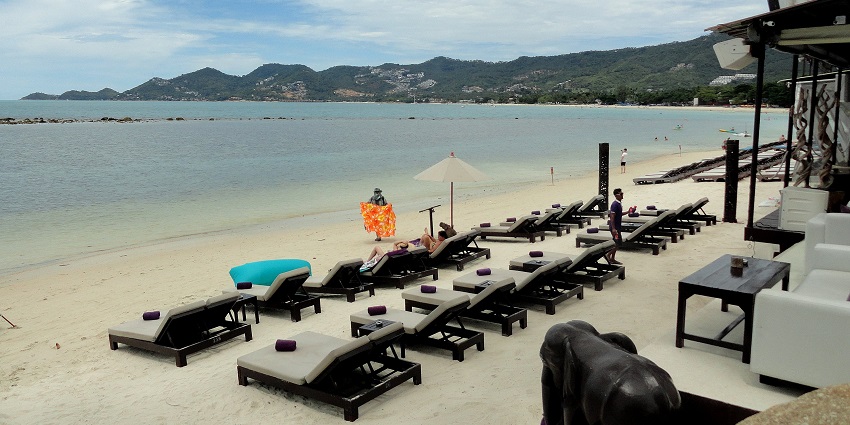 An image of Chaweng Beach in Koh Samui, one of the popular beaches in Thailand.