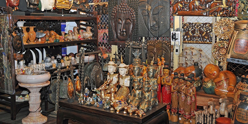 Bustling Night Market on Wua Lai Road, Chiang Mai, filled with vibrant stalls and lively souvenirs.