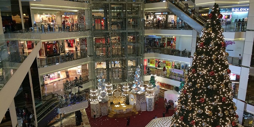 Image of a grand christmas tree in a mall, spreading the christmas spirit