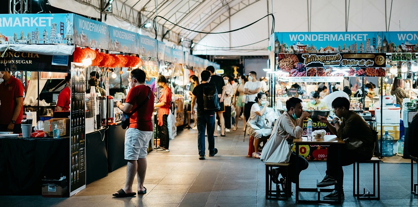 The lively Cicada Market in Hua Hin showcases art, handmade crafts, and live performances.
