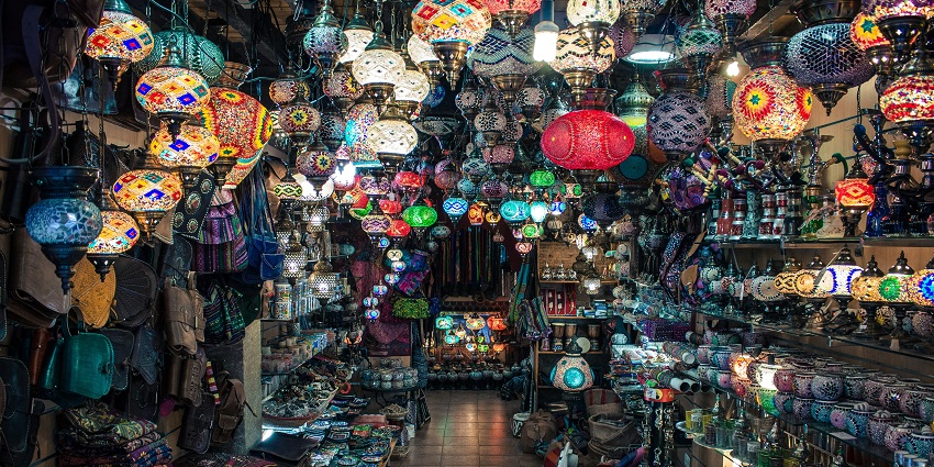 A colourful street market at Colaba Causeway, one of the best shopping places in India.