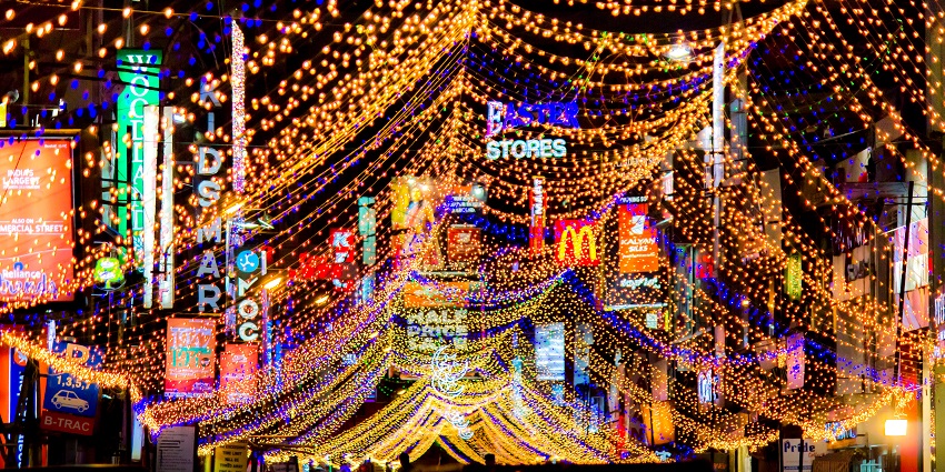 A lively shopping street in Bangalore, known for its branded stores and street stalls.