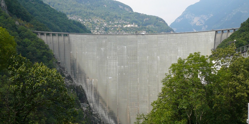 An amazing view of the Contra Dam surrounded by lush greenery, ideal for bungee jumping