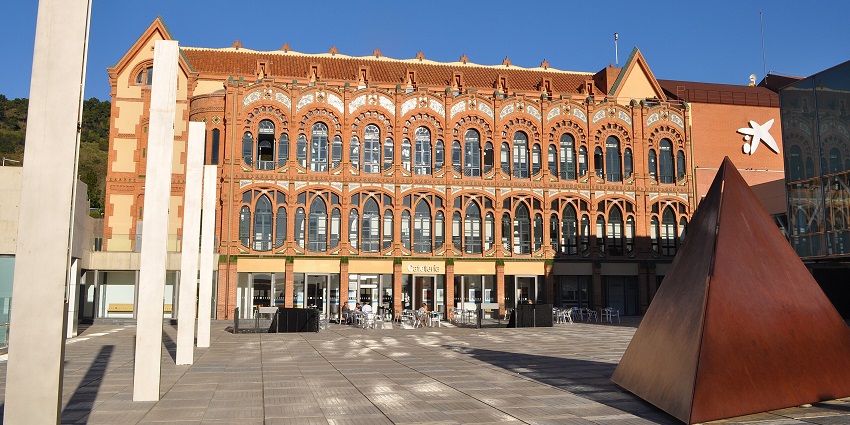 Barcelona’s CosmoCaixa, one of the most immersive science museums, features interactive exhibits, rainforest, and planetarium.