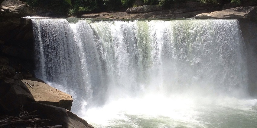 A spectacular waterfall in Kentucky, famous for its rare “moonbow” effect at night.