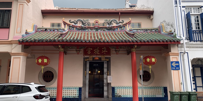 Facade of Cundhi Gong Temple on Keong Saik Road, showcasing intricate Nanyang-style architecture.