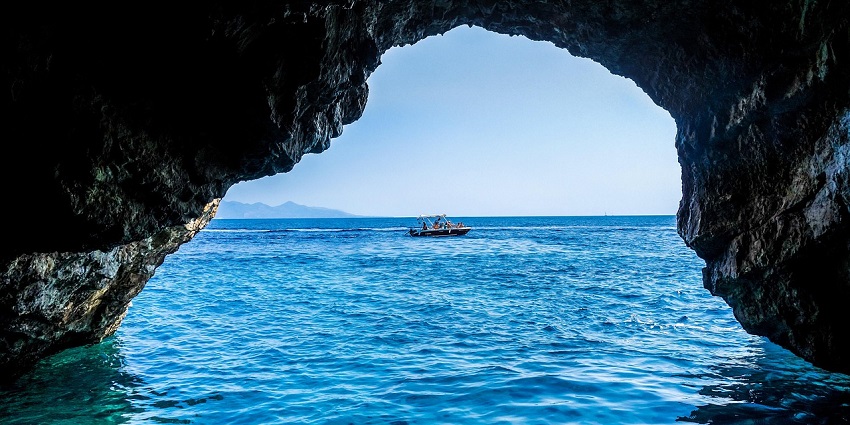 An image resembling the picturesque Cupa Sea Cave, one of the best sea caves in goa