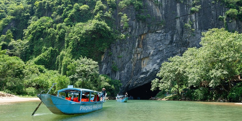 An image of a cave resembling the submerged beauty of the intriguing Curdi Caves.