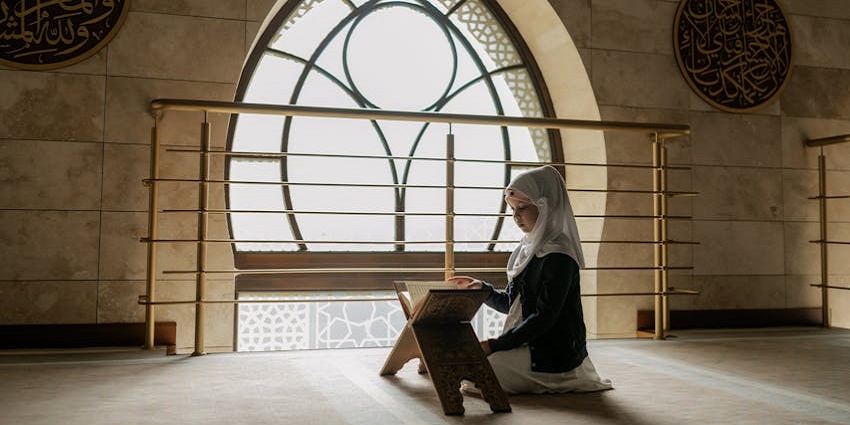 An image showing a girl praying at Da Nang Mosque, a famous place to visit in Vietnam