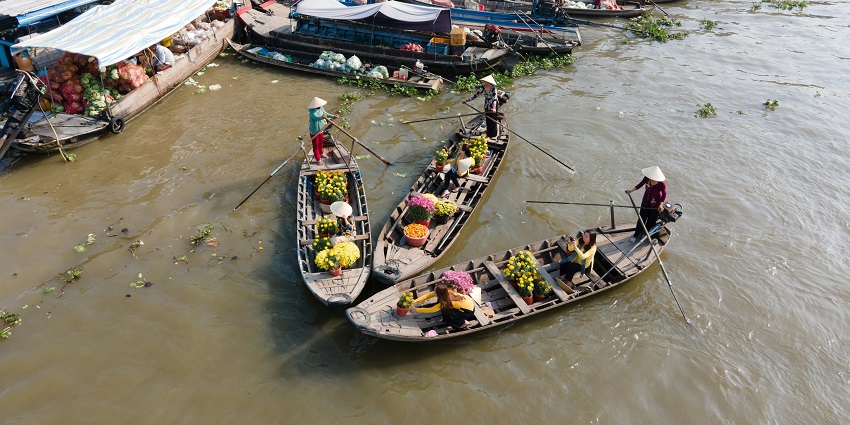 A view of Damnoen Saduak Floating Market, one of the top floating markets in Bangkok.