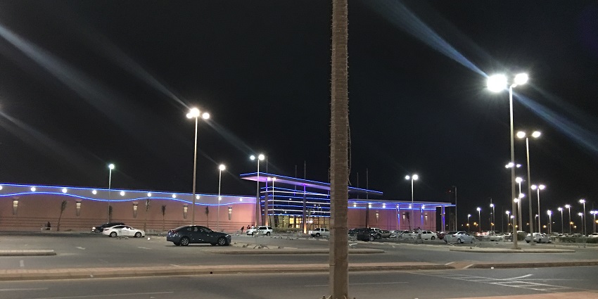 A spacious shopping complex featuring outlets, restaurants, and an entertainment zone.