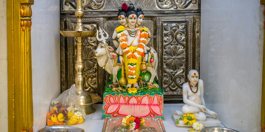 Image of the statue of Lord Dattatreya inside the temple