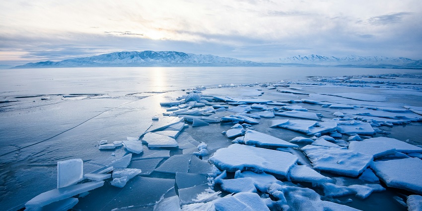 An astonishing view of the famous Dehnasar Lake, one of the scenic frozen lakes in India.