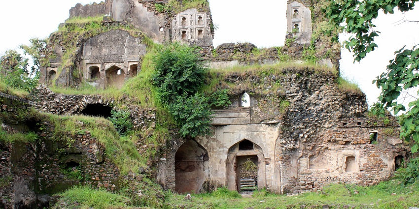 Explore the ruins of Deogarh Fort which is one of the places to visit in Dhanaulti.