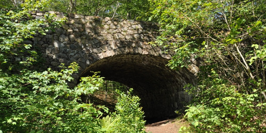 Devil’s Bridge National Park in Antigua features a stunning natural rock arch, dramatic Atlantic waves, and rich historical significance.