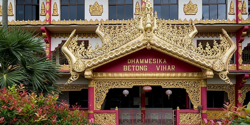 An image of the golden ‘Shanmen’ of the Dhammikarama Burmese Temple in Malaysia.