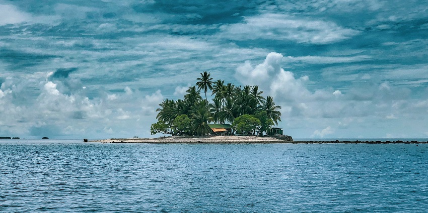 An enchanting view of Dharavandhoo Island surrounded by glistening azure waters.